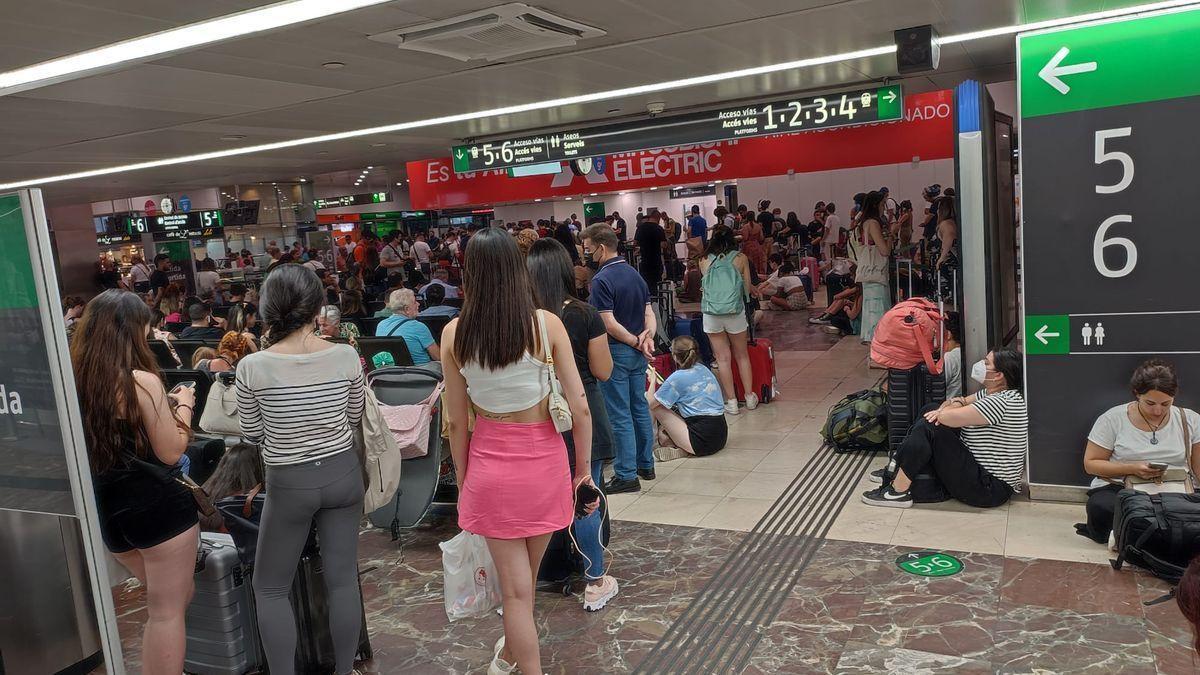 La Imprudencia De Fumar En El Ba O De Un Tren Provoca M S De Dos Horas