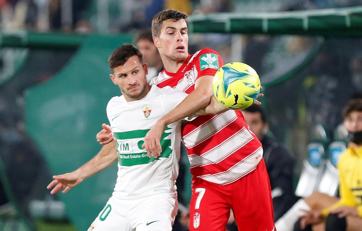 El Elche Resiste Con Un Jugador Menos Ante El Granada El Peri Dico De