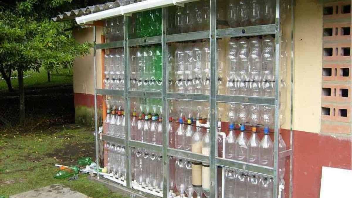 Cómo hacer un muro cisterna para recoger agua de lluvia con botellas