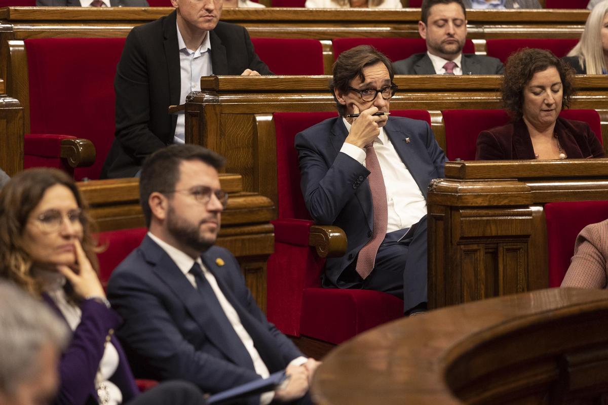 El ’president’ Pere Aragonès, y el líder del PSC, Salvador Illa, en un pleno del Parlament. El ’president’ Pere Aragonès, y el líder del PSC, Salvador Illa, en un pleno del Parlament.