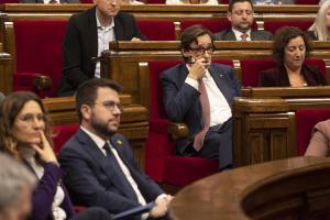 El ’president’ Pere Aragonès, y el líder del PSC, Salvador Illa, en un pleno del Parlament.
