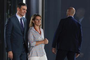 El presidente del Gobierno, Pedro Sánchez, y la vicepresidenta y ministra para la Transición Ecológica, Teresa Ribera. 