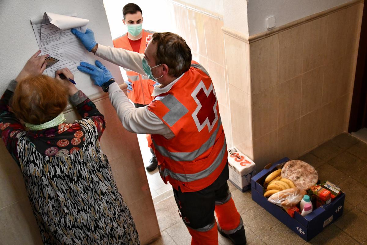 Voluntarios de Cruz Roja en un reparto de alimentos. 