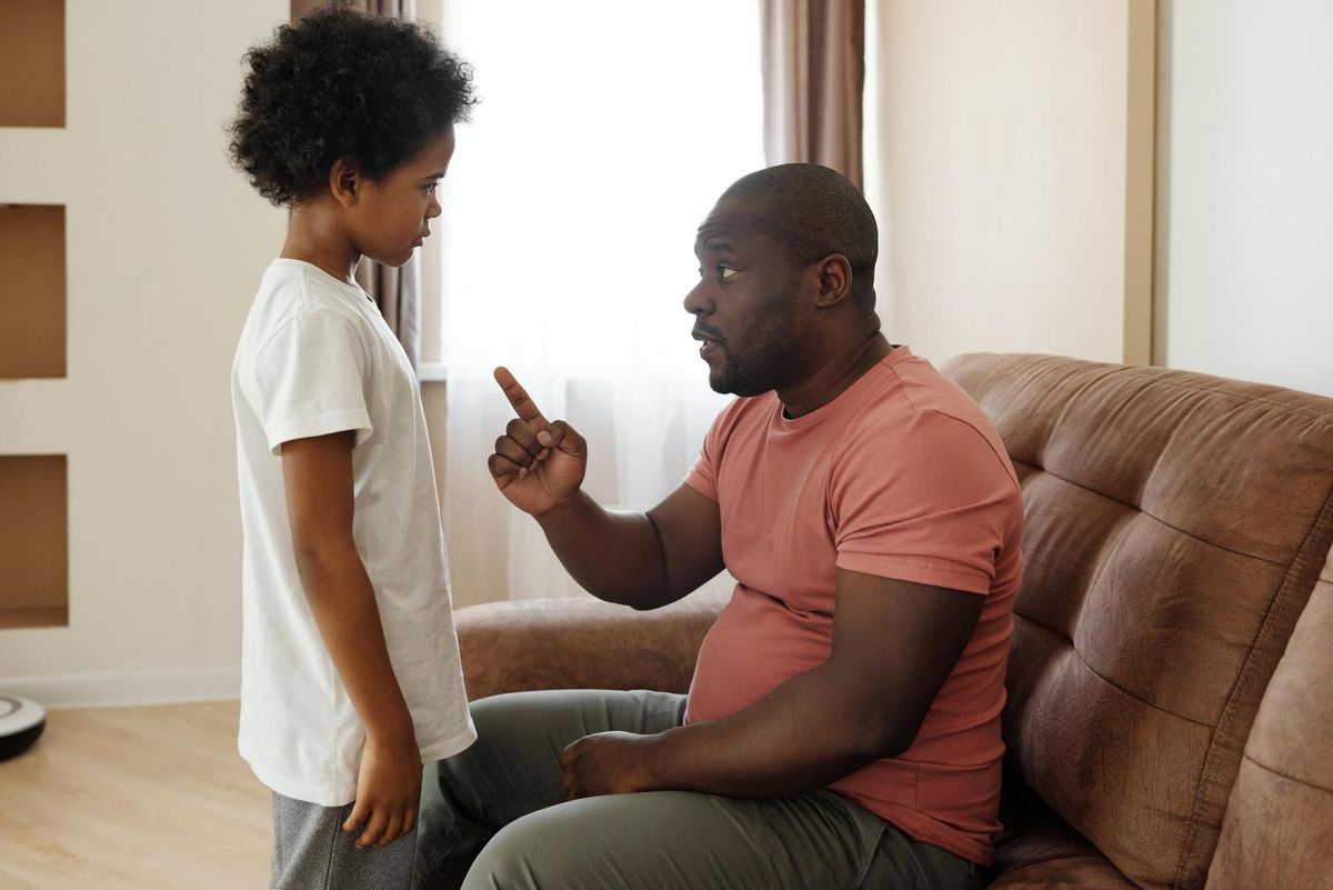 Padres estrictos: así afecta al desarrollo del niño Padres estrictos: así afecta al desarrollo del niño