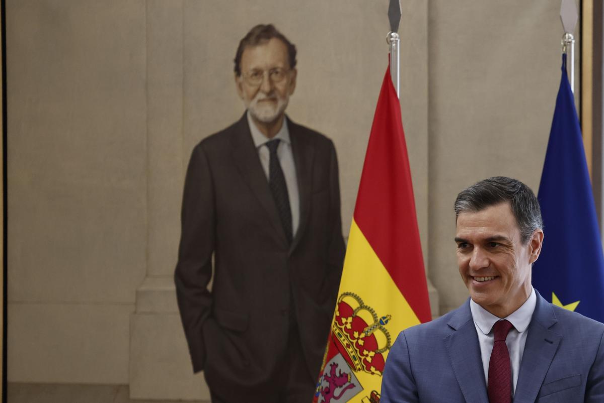 El presidente del Gobierno, Pedro Sánchez, en una imagen en La Moncloa, bajo el retrato del ex presidente Mariano Rajoy.