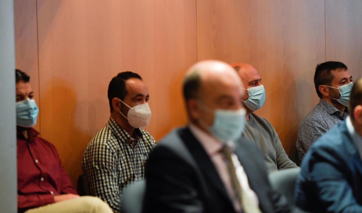Los cuatro acusados, detrás de sus abogados durante la sesión de este viernes en la Audiencia Provincial de Oviedo. EFE/Eloy Alonso Los cuatro acusados, detrás de sus abogados durante la sesión de este viernes en la Audiencia Provincial de Oviedo. EFE/Eloy Alonso