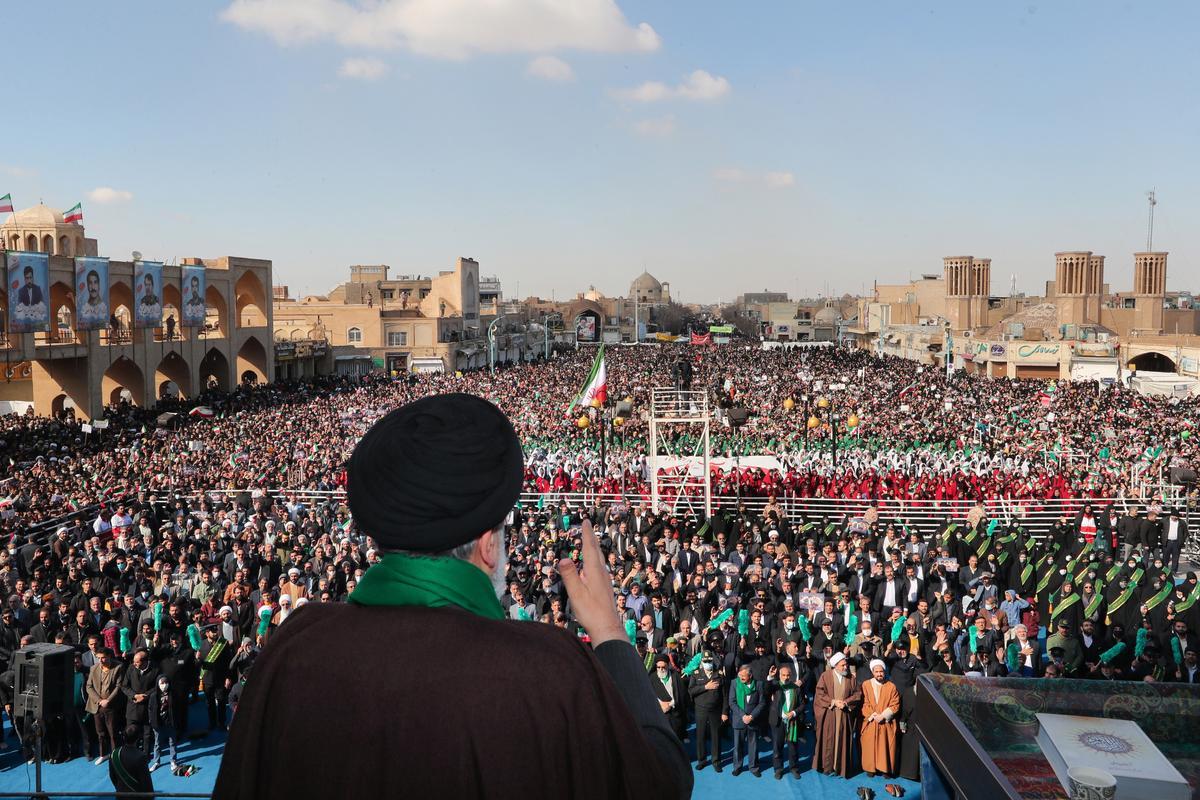 El presidente iraní, Ebrahim Raisi, habla a la multitud durante su visita a la ciudad de Yazd