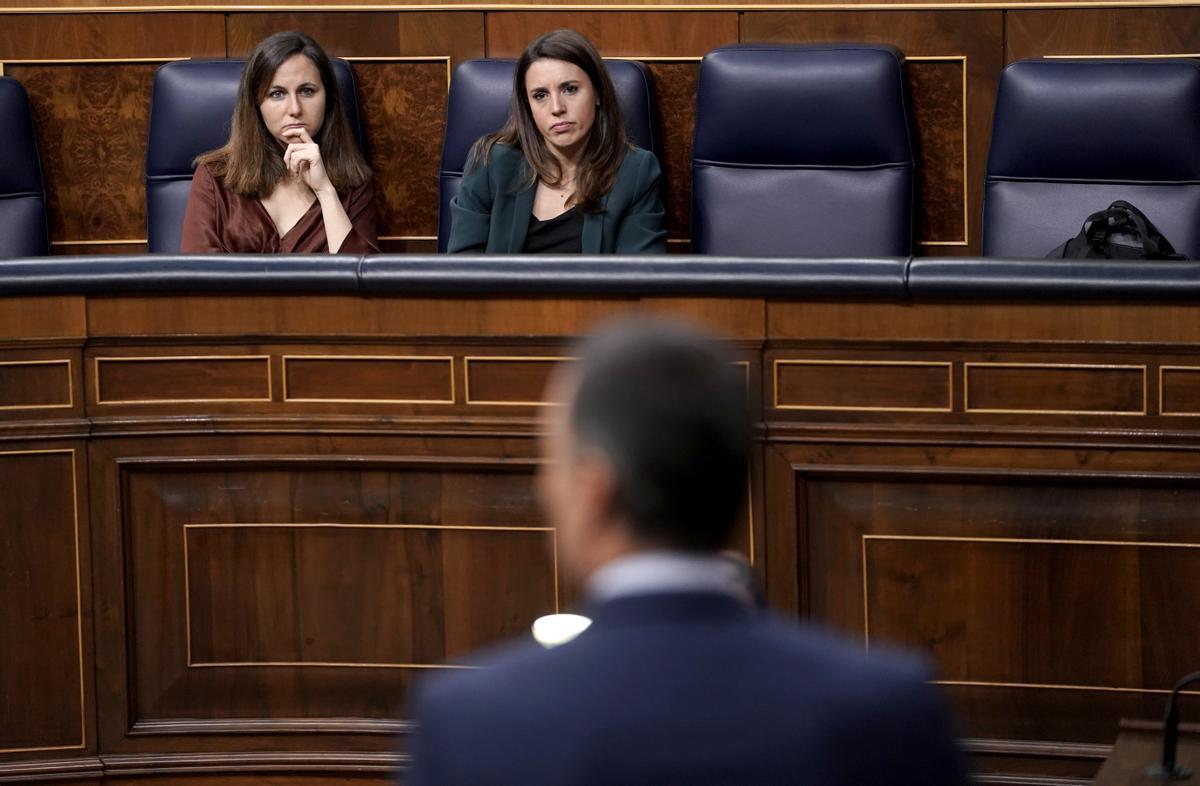 Las ministras Ione Belarra e Irene Montero escuchan a Pedro Sánchez en el Congreso. 