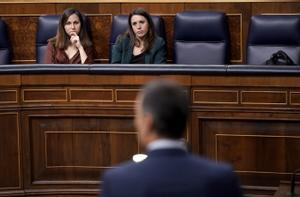 Las ministras Ione Belarra e Irene Montero escuchan a Pedro Sánchez en el Congreso. 