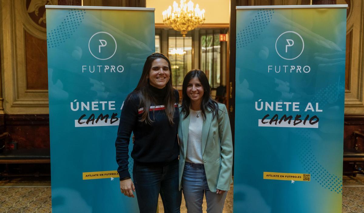 La presidenta de Futpro, Amanda Gutiérrez (derecha), junto a la futbolista Andrea Pereira.