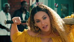 Beyoncé, bate en mano, en el videoclip ’Hold Up’, de su álbum ’Lemonade’.