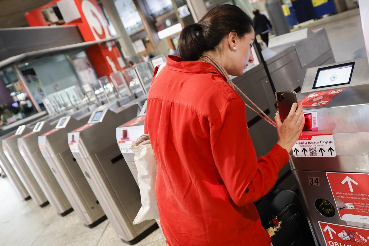 Una mujer accede por los tornos de una estación de Cercanías de Madrid. EFE/Mariscal Una mujer accede por los tornos de una estación de Cercanías de Madrid. EFE/Mariscal