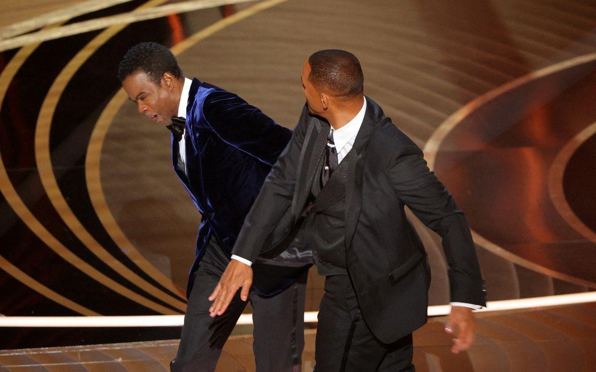 Will Smith golpea a Chris Rock durante la gala de los Oscars.
