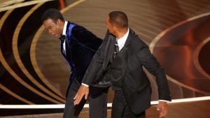 Will Smith golpea a Chris Rock durante la gala de los Oscars.