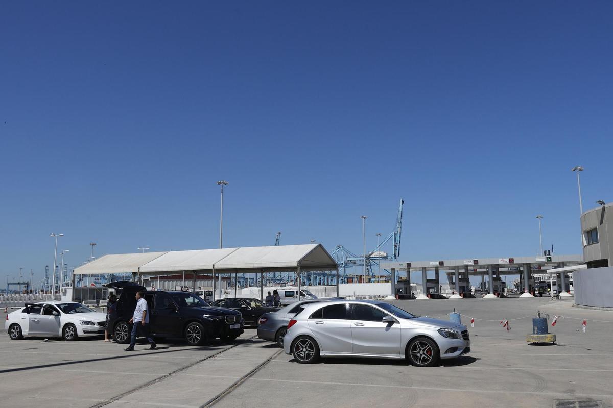 Foto de archivo de junio de 2020: varios coches esperan en la zona de preembarque del puerto de Algeciras (Cádiz) con motivo de la Operación Paso del Estrecho (OPE) entre Marruecos y Europa . EFE/ A.carrasco Ragel