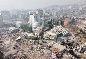 Fotografía aérea hecha con un dron que muestra la destrucción causada por el terremoto en la ciudad de Kahramanmaras, Turquía. EFE/ Abir Sultan