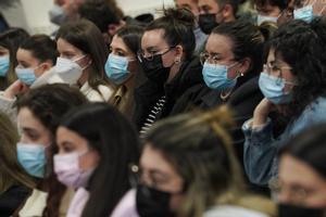 Varios jóvenes con mascarillas.
