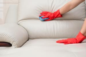 El truco definitivo para limpiar tu sofá: así debes hacerlo.