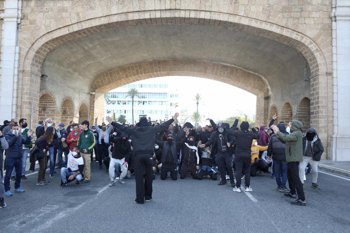 Nuevos cortes de carretera en la huelga del metal en Cádiz.
