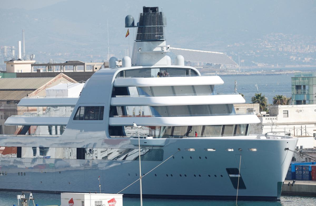 El superyate My Solaris, del oligarca ruso Roman Abramovich, atracado en el Puerto de Barcelona.