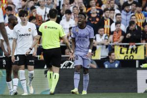El delantero brasileño Vinicius se queja al árbitro Ricardo de Burgos Bengoechea durante el partido ante el Valencia disputado en Mestalla. EFE/ Biel Alino