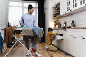 Las tareas del hogar son una labor no reconocida ni remunerada que, en la mayor parte de las ocasiones, recae sobre las mujeres. 
