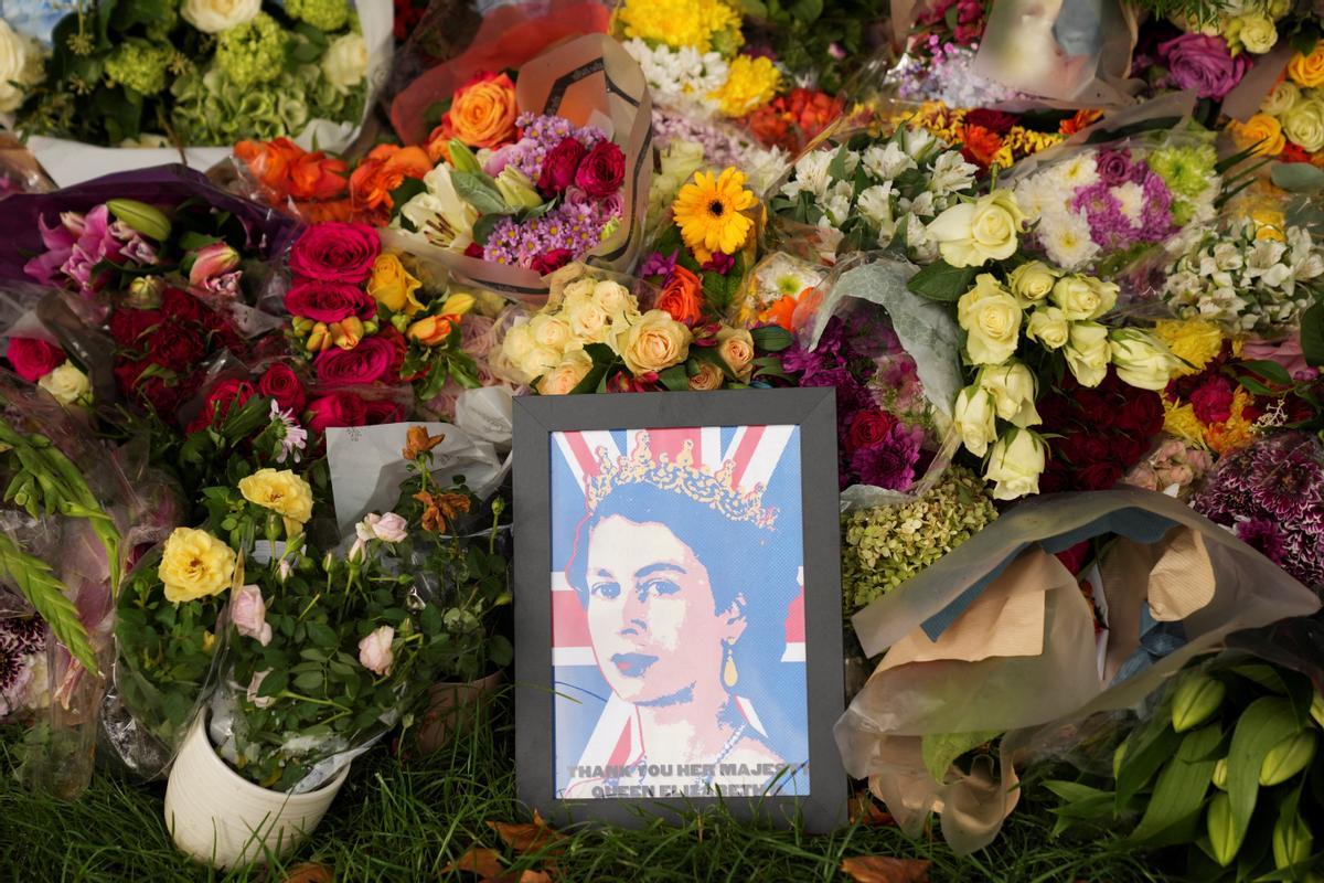 Flores de homenaje a la reina Isabel II de Inglaterra en las puertas del Palacio de Buckingham.