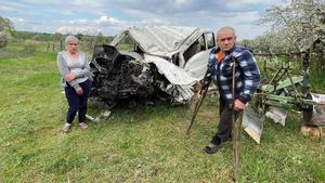 Lila Ogneva y su suegro Anatoli, ante la furgoneta donde murieron su marido y su hijo adolescente.