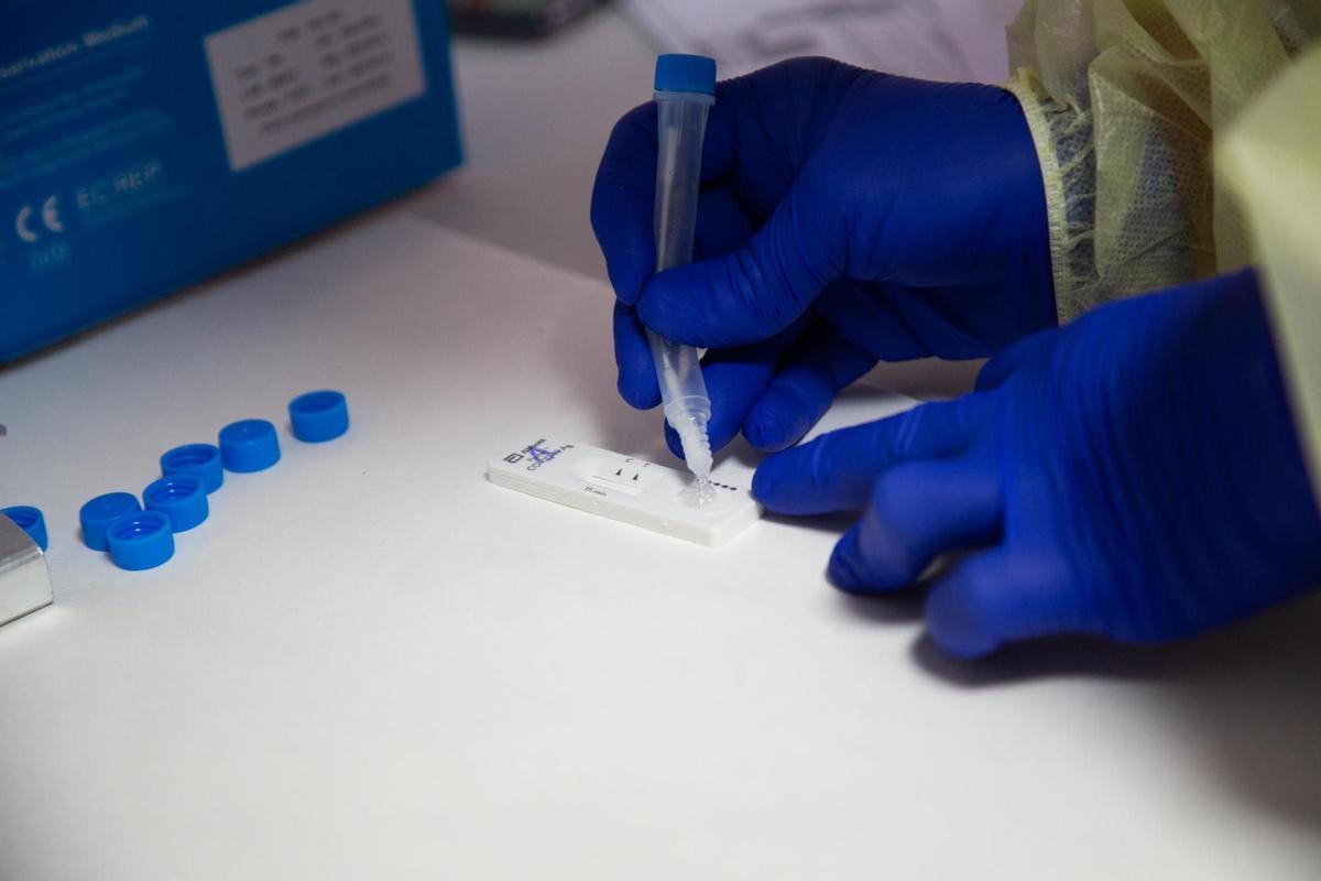 Madrid contradice a Ayuso y obliga a aislarse diez días a los positivos en test de antígenos Madrid contradice a Ayuso y obliga a aislarse diez días a los positivos en test de antígenos