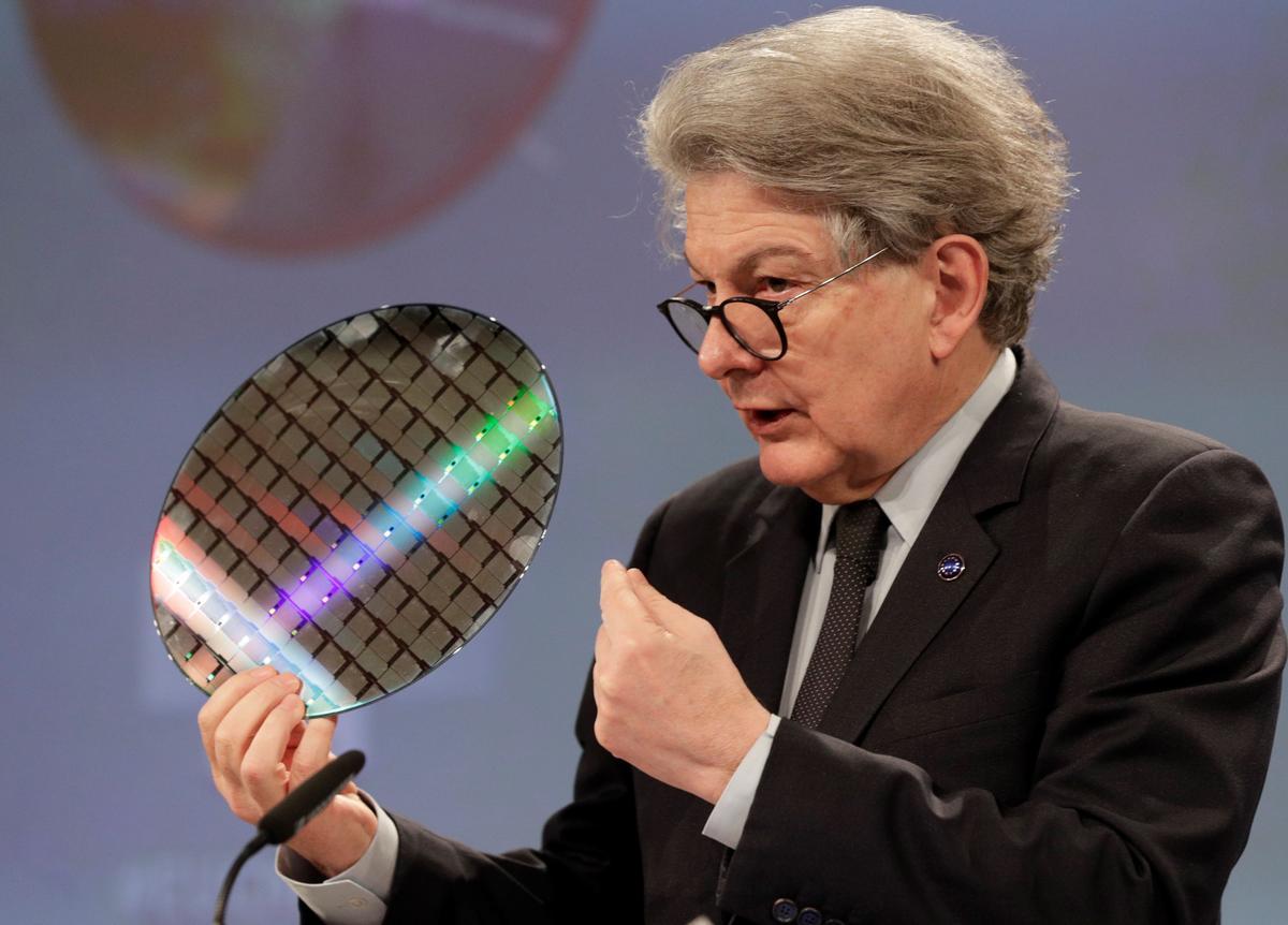 Bruselas (Bélgica), 8 de febrero de 2022.- El comisario europeo de mercado interno, Thierry Breton, presenta la ley de microchips europea, que se adoptaría en agosto de este año. 