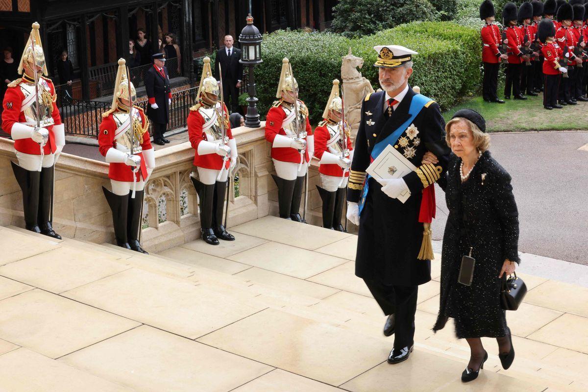 El Rey Felipe VI de España y su madre, la Reina Sofía de España, llegan a la Capilla de San Jorge dentro del Castillo de Windsor.