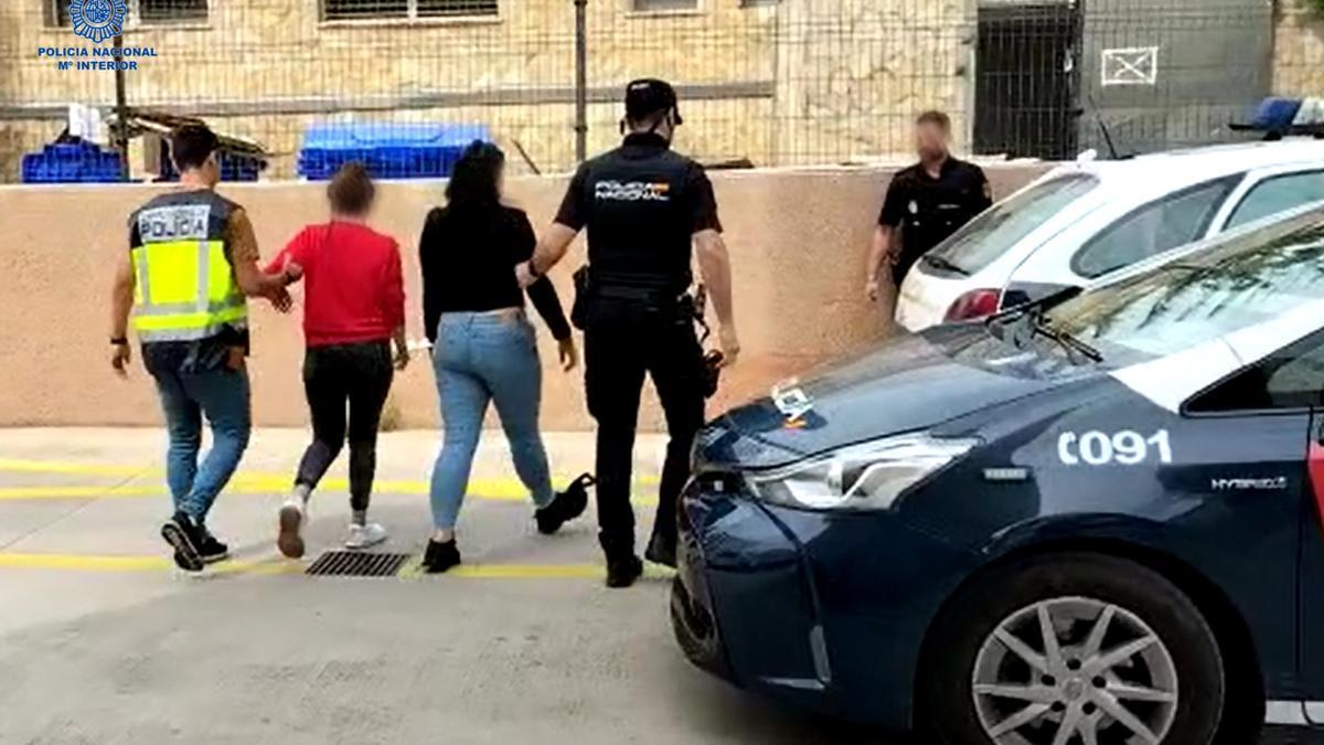 La Policía custodia a las dos mujeres detenidas. La Policía custodia a las dos mujeres detenidas.