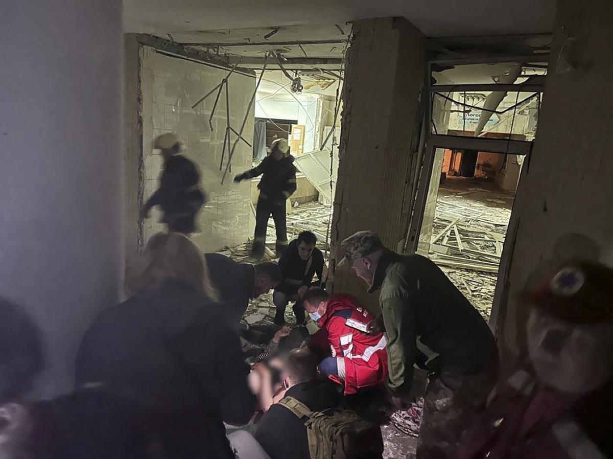 Tres muertos, entre ellos un niño, en otro bombardeo ruso contra Kiev
