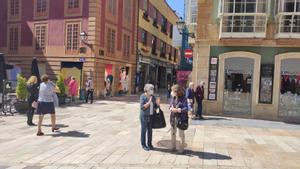 Un grupo de personas con mascarillas este verano en Oviedo.