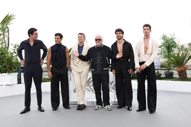Los actores George Steane, Jason Fernández y Ethan Hawke con el director Pedro Almodóvar y los también intérpretes Jose Condessa y Manu Ríos, en Cannes.