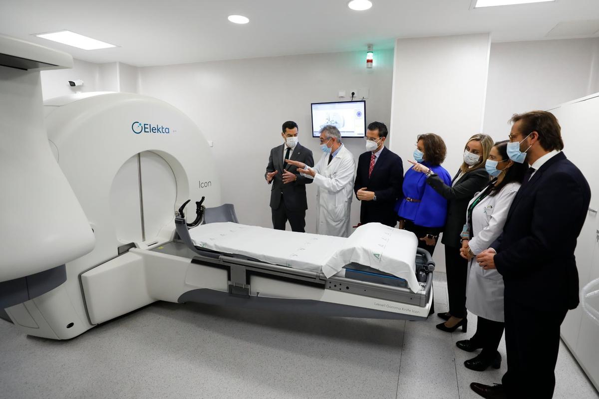 El presidente de la Junta, Juan Manuel Moreno, inaugura nuevos equipamientos tecnológicos en el Hospital Virgen de las Nieves en Granada.