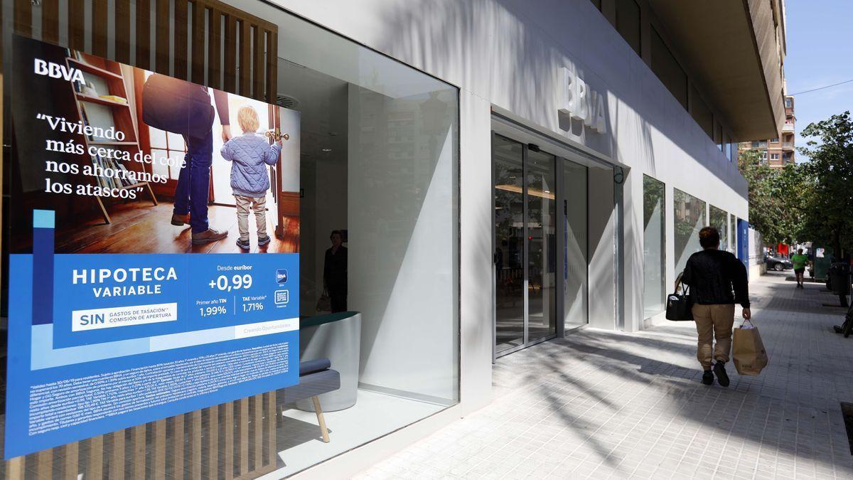 Oficina bancaria de BBVA en València que promociona hipotecas variables. Miguel Ángel Montesinos