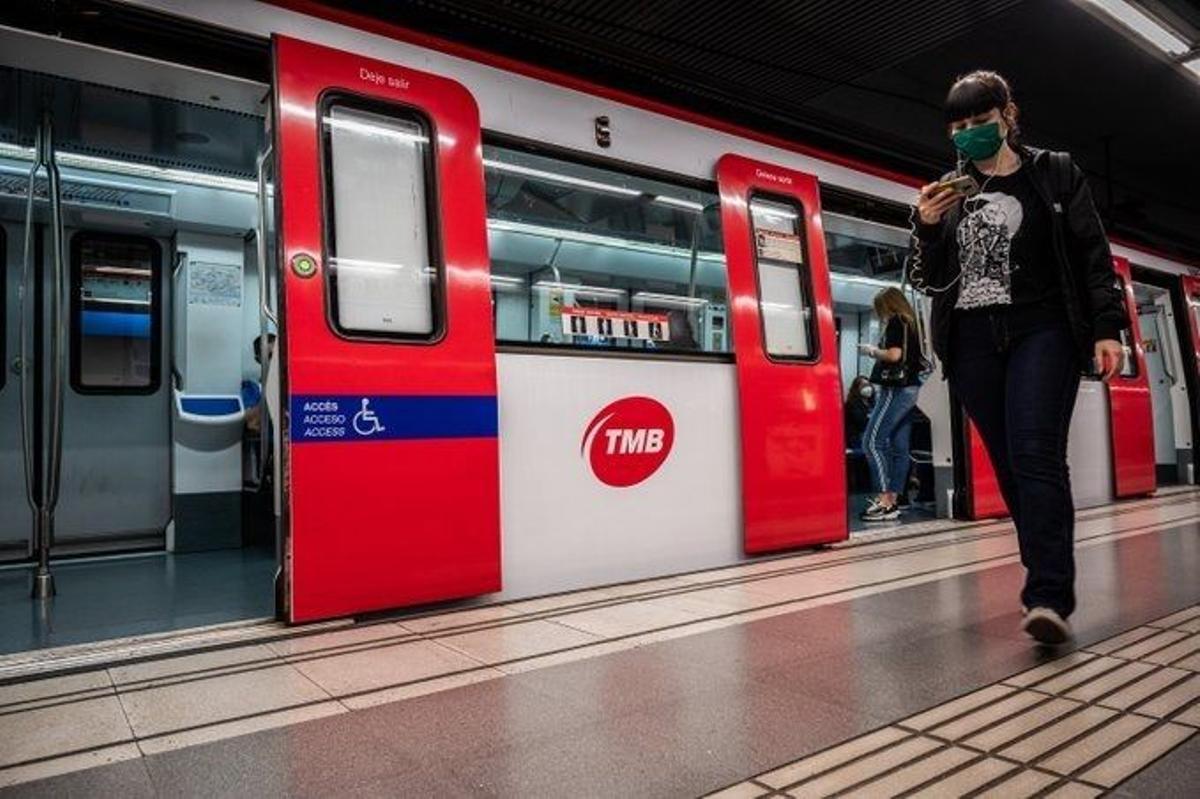 Detenido por empujar a una mujer a la vía del metro en Barcelona