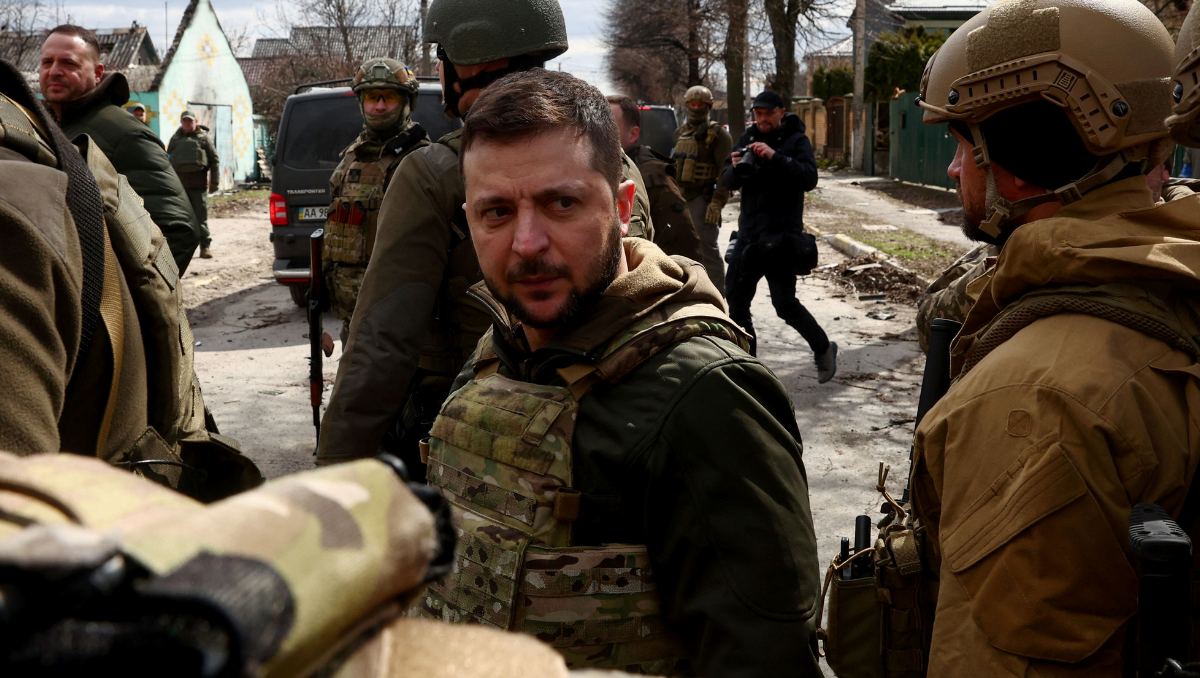 El presidente ucraniano, Volodímir Zelenski, rodeado por militares ucranianos en su visita a Bucha, en las afueras de Kiev, este lunes.