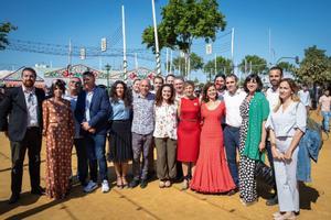 Representantes de IU, Podemos y Más País Andalucía, junto a la vicepresidenta segunda del Gobierno, Yolanda Díaz, en la Feria de Sevilla 2022. La candidata de la coalición, Inmaculada Nieto, aparece en la imagen a la izquierda de la ministra de Trabajo.