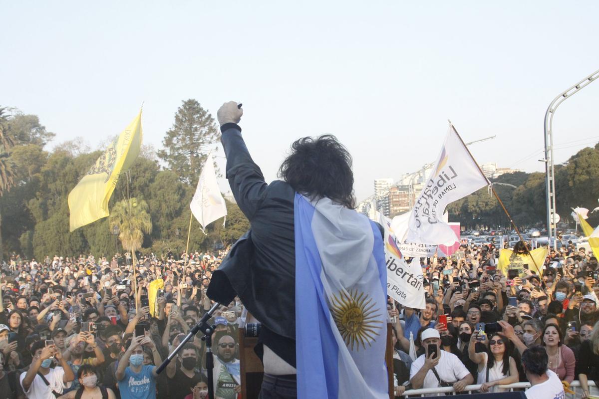 El líder de La libertad avanza, Javier Milei, levanta el brazo en un acto electoral del partido libertario. 