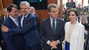 De izquierda a derecha, Alfonso Fernández Mañueco, Alfonso Rueda, Alberto Núñez Feijóo e Isabel Díaz Ayuso, en la toma de posesión del segundo como nuevo presidente de la Xunta de Galicia, el 14 de mayo en Santiago de Compostela.
