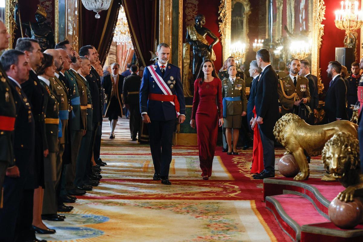 MADRID, 06/01/2023.- El rey Felipe VI y la reina Letizia, durante la recepción a autoridades con motivo de la celebración de la Pascua Militar este viernes en el Palacio Real de Madrid. EFE/ Chema Moya / POOL MADRID, 06/01/2023.- El rey Felipe VI y la reina Letizia, durante la recepción a autoridades con motivo de la celebración de la Pascua Militar este viernes en el Palacio Real de Madrid. EFE/ Chema Moya / POOL