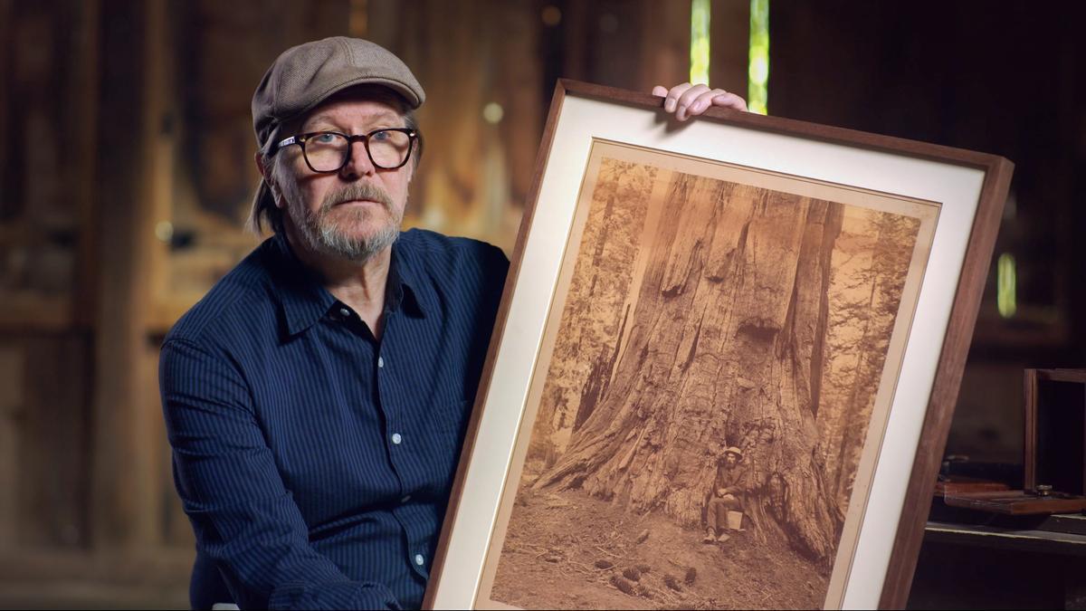 El actor Gary Oldman, coleccionista de la obra de Muybridge y obsesionado con su figura, muestra en el documental una imagen en la que sale el propio fotógrafo.