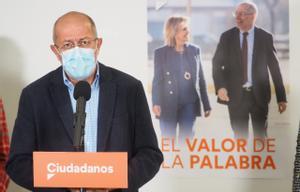 El candidato a la Presidencia de la Junta de Castilla y León, Francisco Igea, interviene durante la pegada de carteles en Burgos.