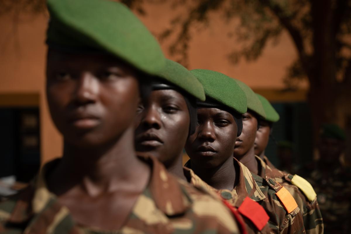 Niamey (Níger), 11 de enero de 2023.- Un grupo de mujeres militares de la Gendarmería de Níger, en la escuela de la Gendarmería donde se lleva a cabo el proyecto GARSI-Sahel, gestionado por la FIIAPP con fondos de la UE y en el que participa la Guardia Civil, que en el caso concreto de Níger lo lidera.