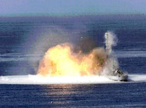 Efectos de un explosivo aire-combustible en un buque de la Armada estadounidense, en 1972.