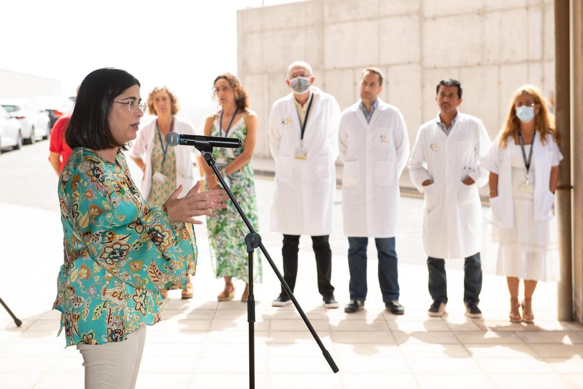 La ministra de Sanidad, Carolina Darias (i), durante su visita al Hospital General de Fuerteventura. EFE/ Carlos De Saá