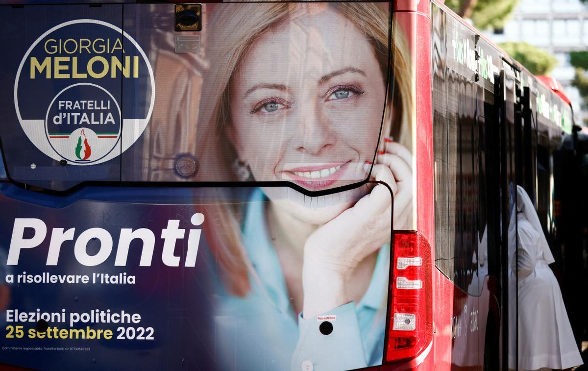 Un cartel electoral con la imagen de la líder ultraderechista italiana Georgia Meloni.