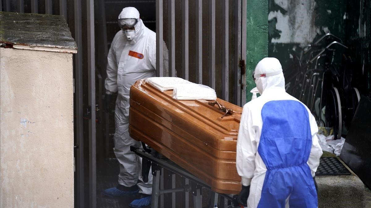 Operarios de un servicio funerario se disponen a trasladar los cadaveres de varios ancianos fallecidos por coronavirus en el centro de mayores Vitalia, en la localidad madrileña de Leganés. David Castro